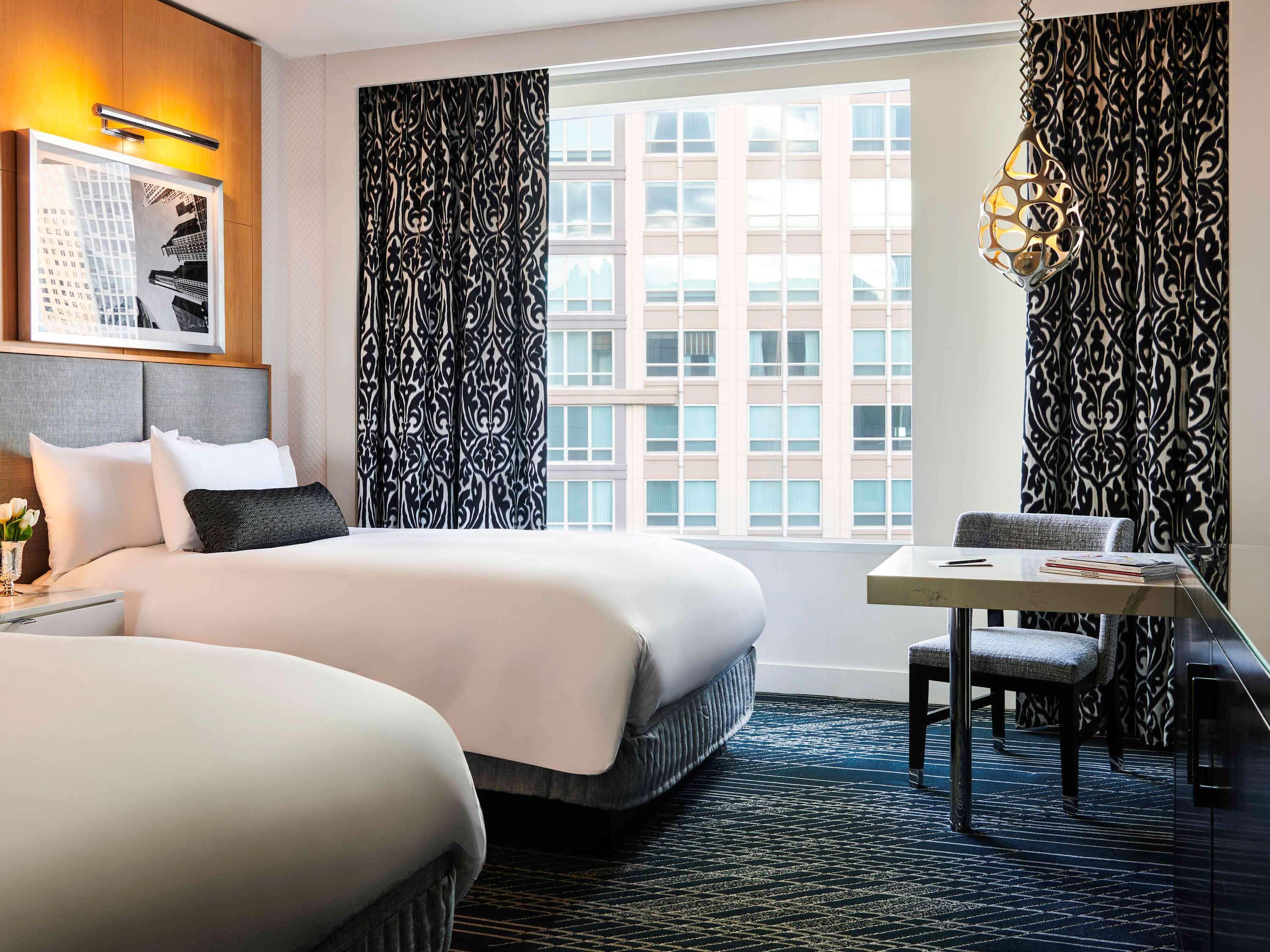โซฟีเทล ชิคาโก้ แมกนิฟิเซนส์ ไมล์ Hotel ภายนอก รูปภาพ A guest room at the Hotel Commonwealth