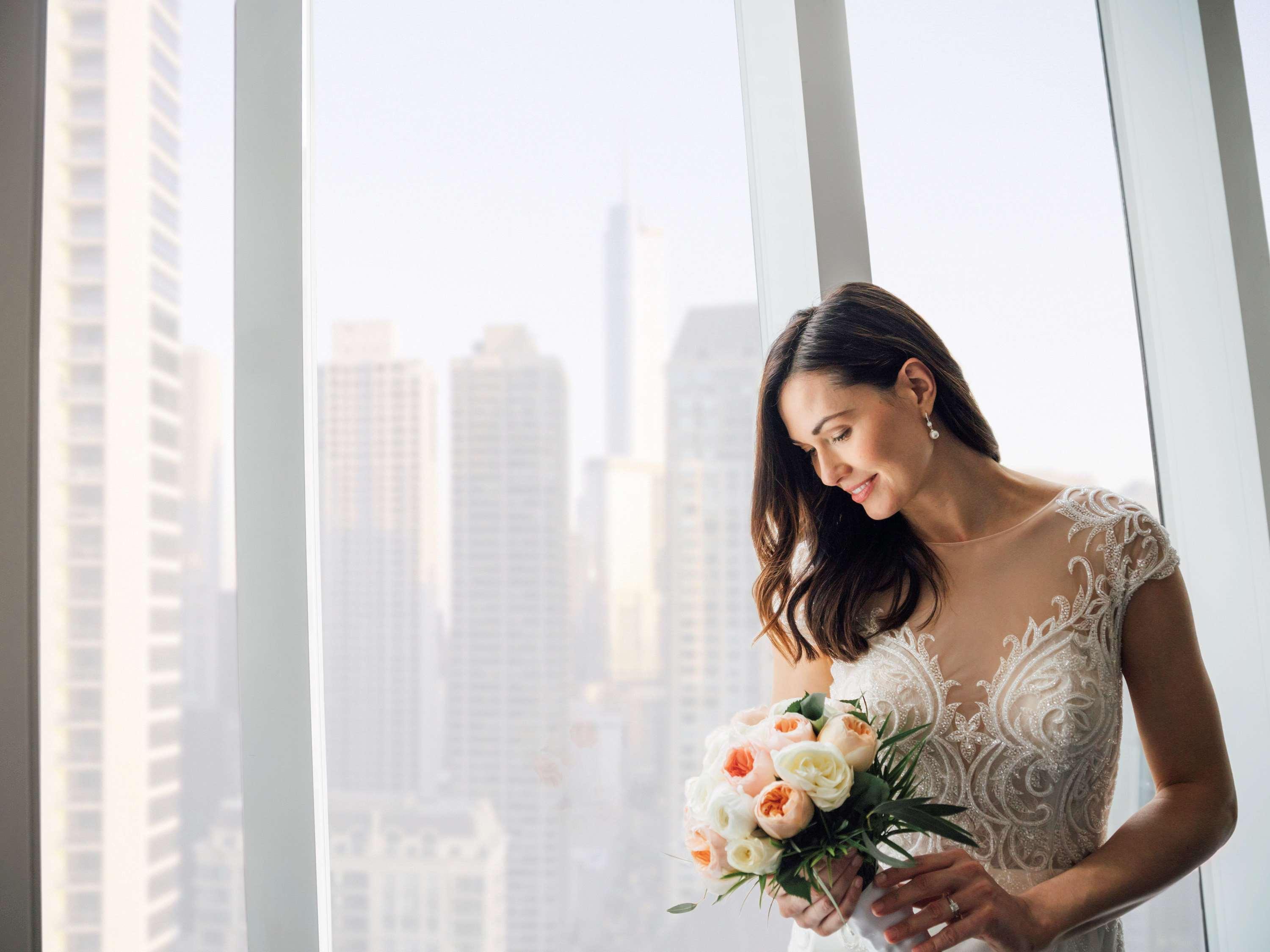 โซฟีเทล ชิคาโก้ แมกนิฟิเซนส์ ไมล์ Hotel ภายนอก รูปภาพ A bride in a wedding dress