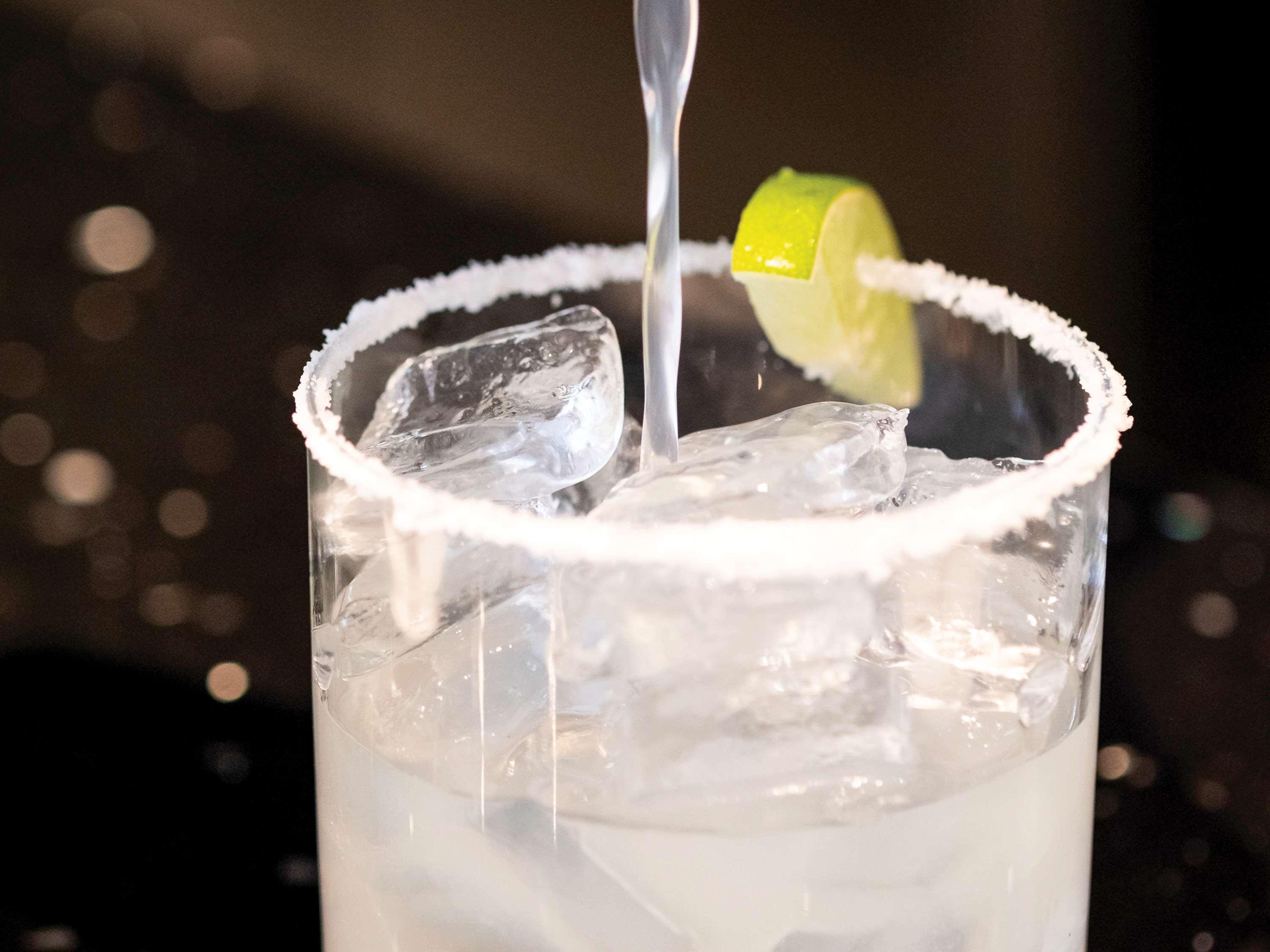 โซฟีเทล ชิคาโก้ แมกนิฟิเซนส์ ไมล์ Hotel ภายนอก รูปภาพ A margarita