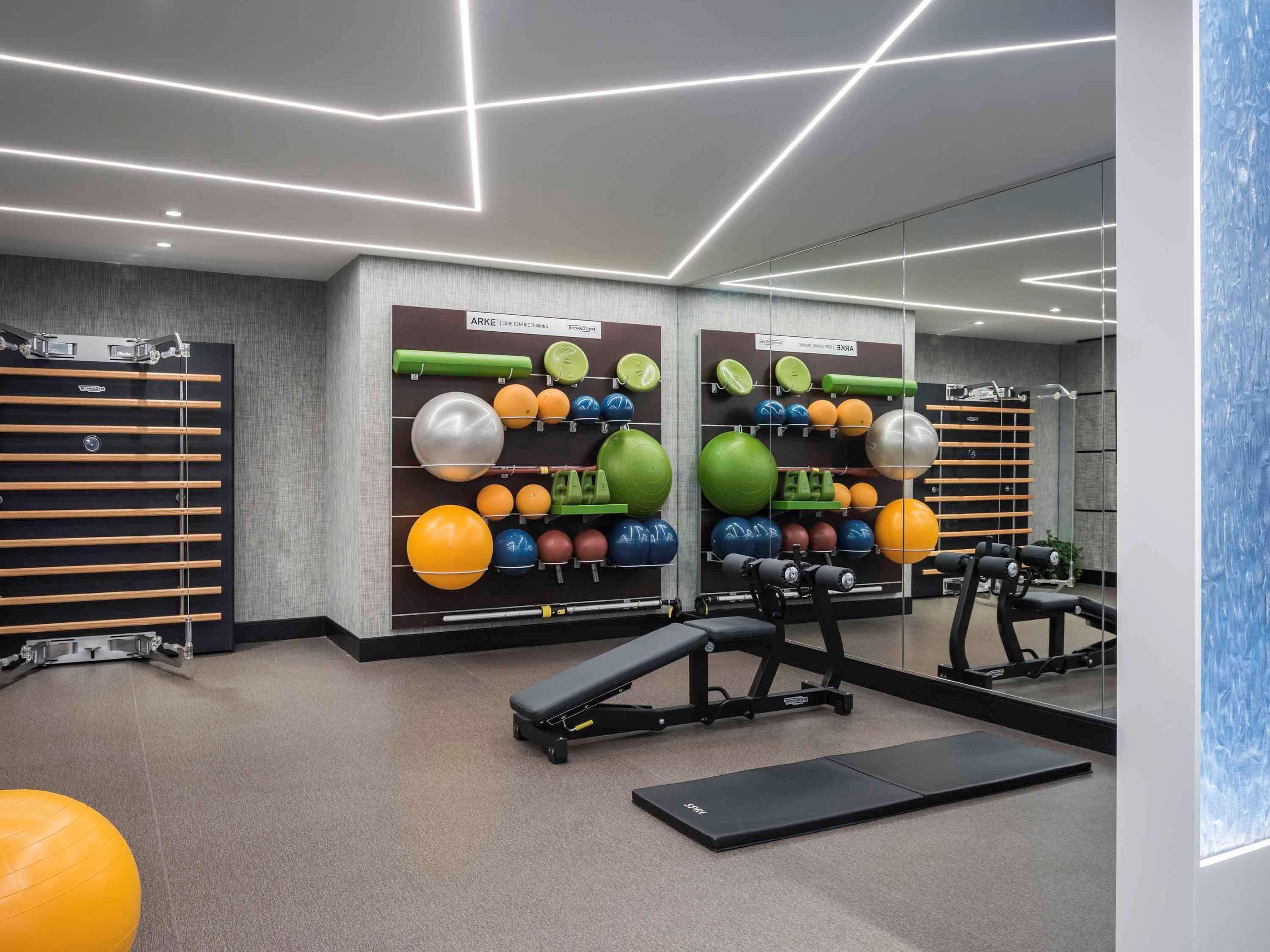 โซฟีเทล ชิคาโก้ แมกนิฟิเซนส์ ไมล์ Hotel ภายนอก รูปภาพ The gym at the 100 East 53rd Street building