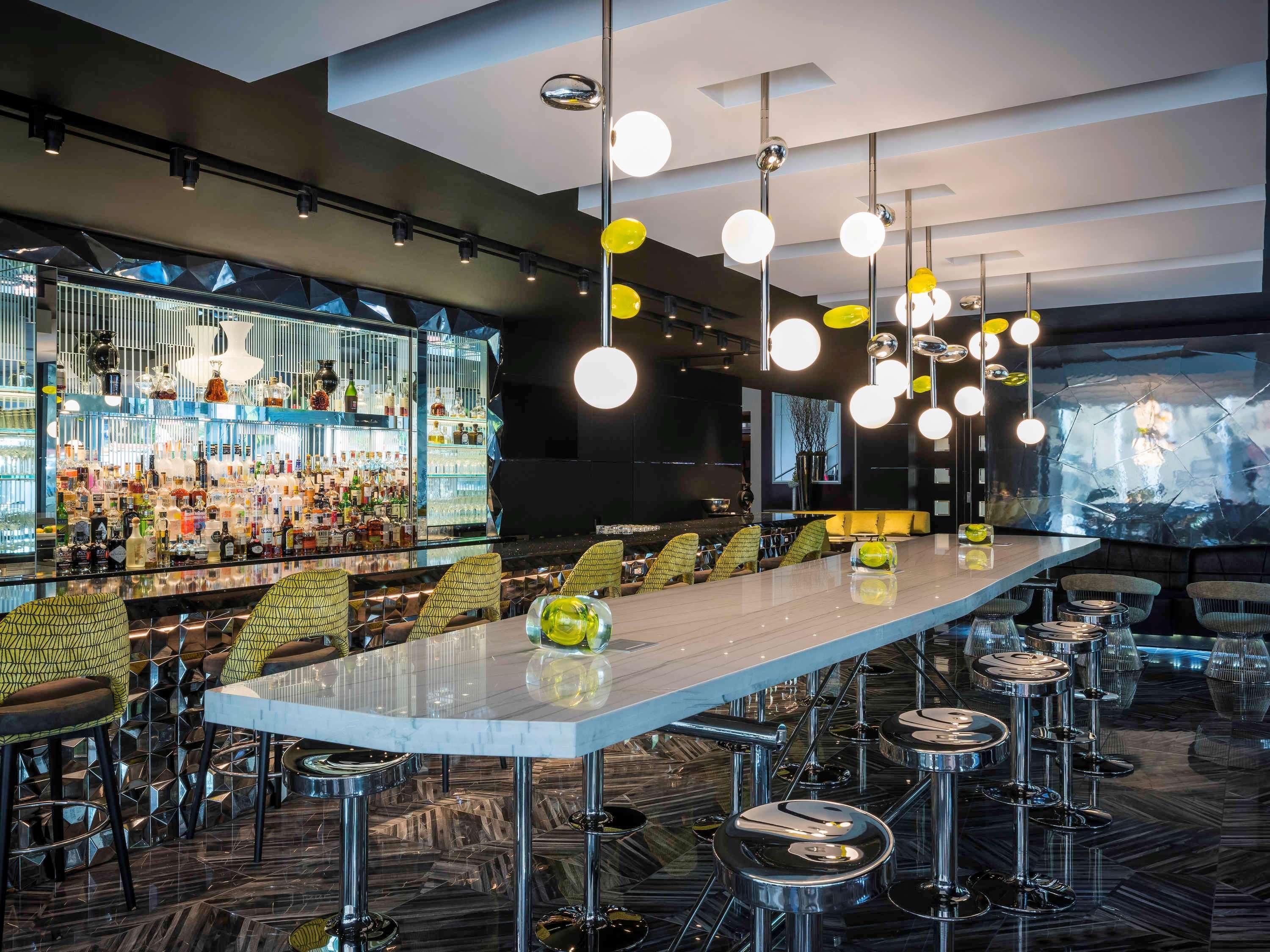 โซฟีเทล ชิคาโก้ แมกนิฟิเซนส์ ไมล์ Hotel ภายนอก รูปภาพ The bar at the 2012-opened lounge