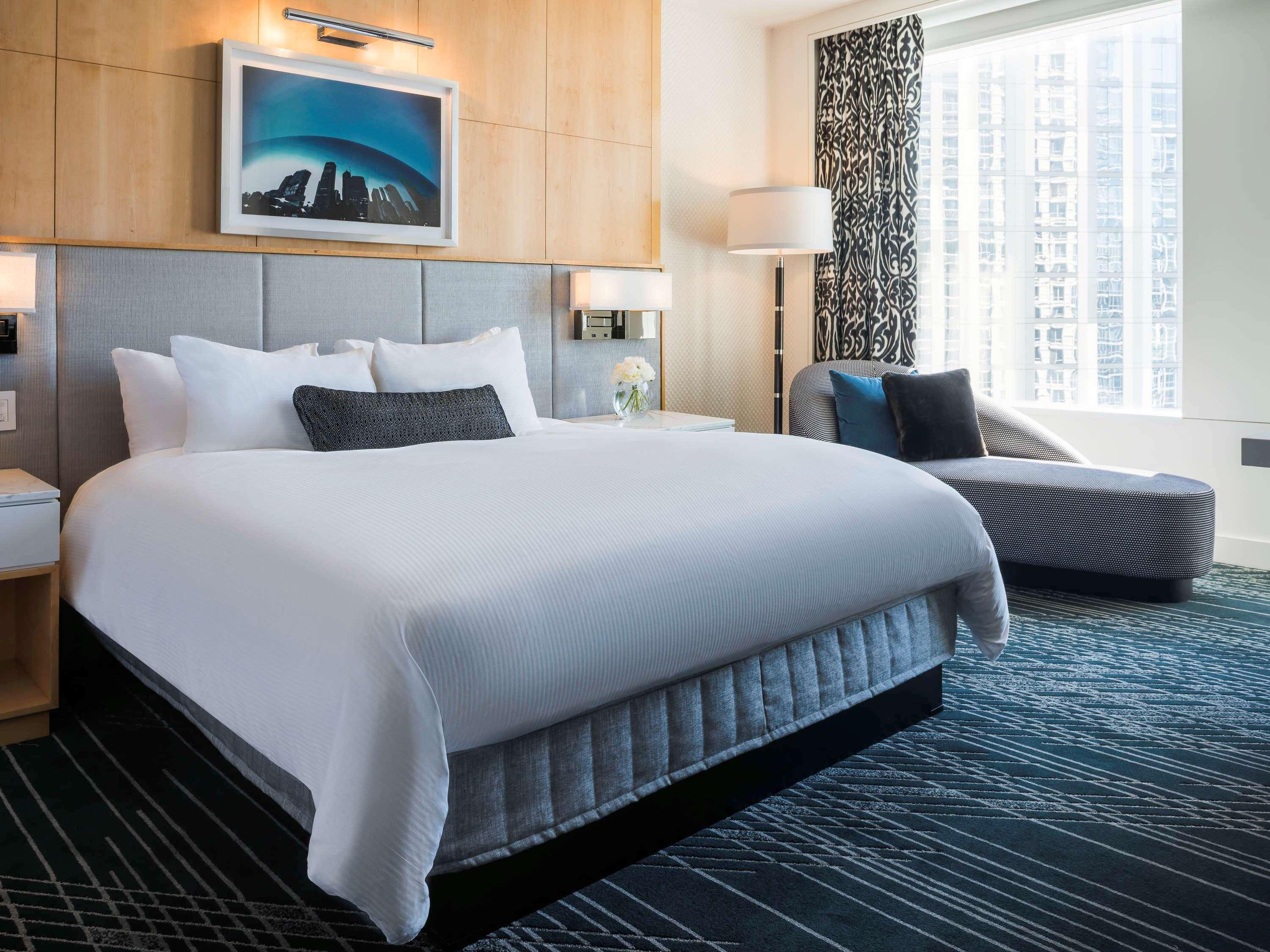โซฟีเทล ชิคาโก้ แมกนิฟิเซนส์ ไมล์ Hotel ภายนอก รูปภาพ A guest room at the Westin Boston Seaport District