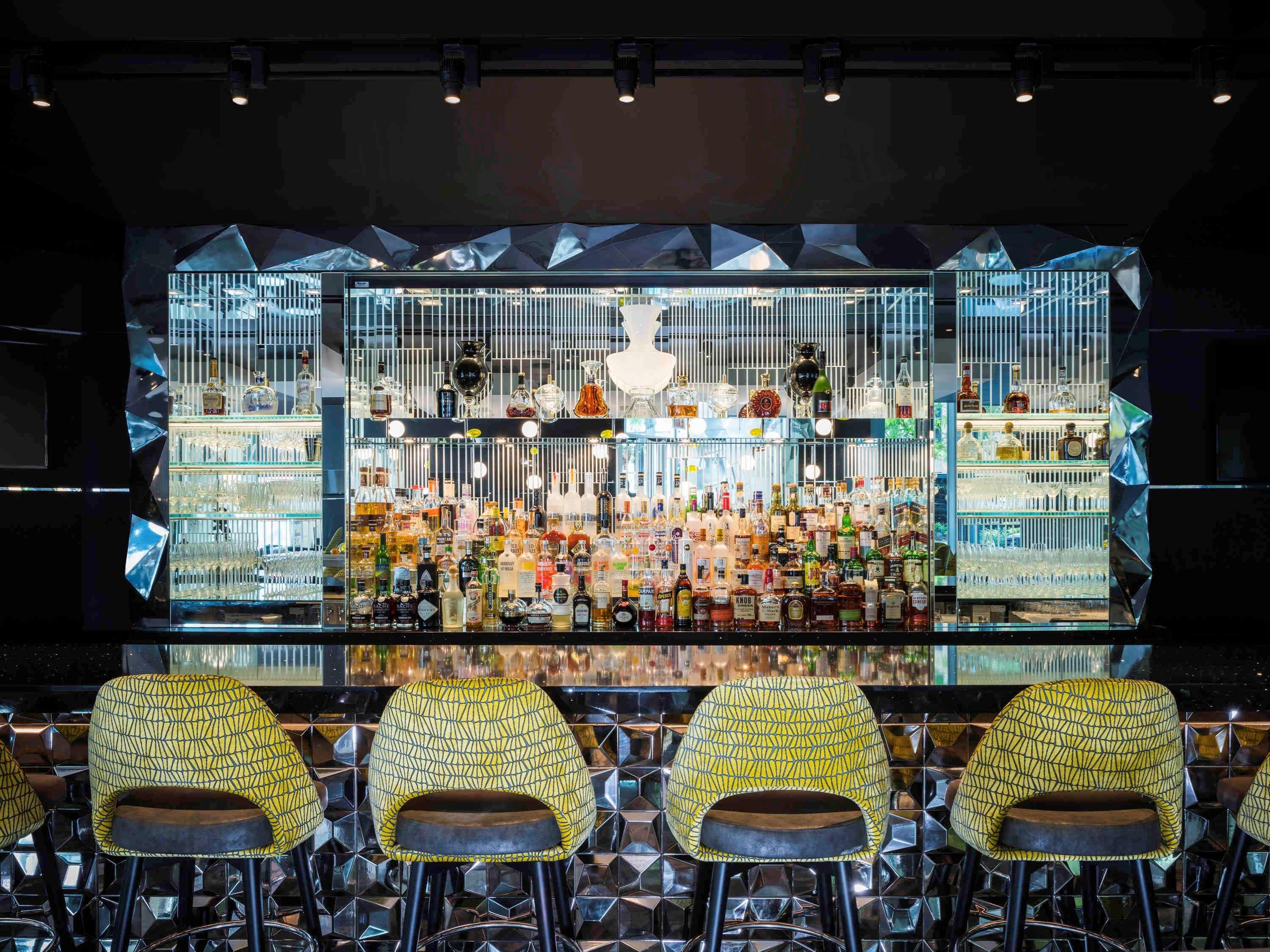 โซฟีเทล ชิคาโก้ แมกนิฟิเซนส์ ไมล์ Hotel ภายนอก รูปภาพ The bar at the 100A restaurant
