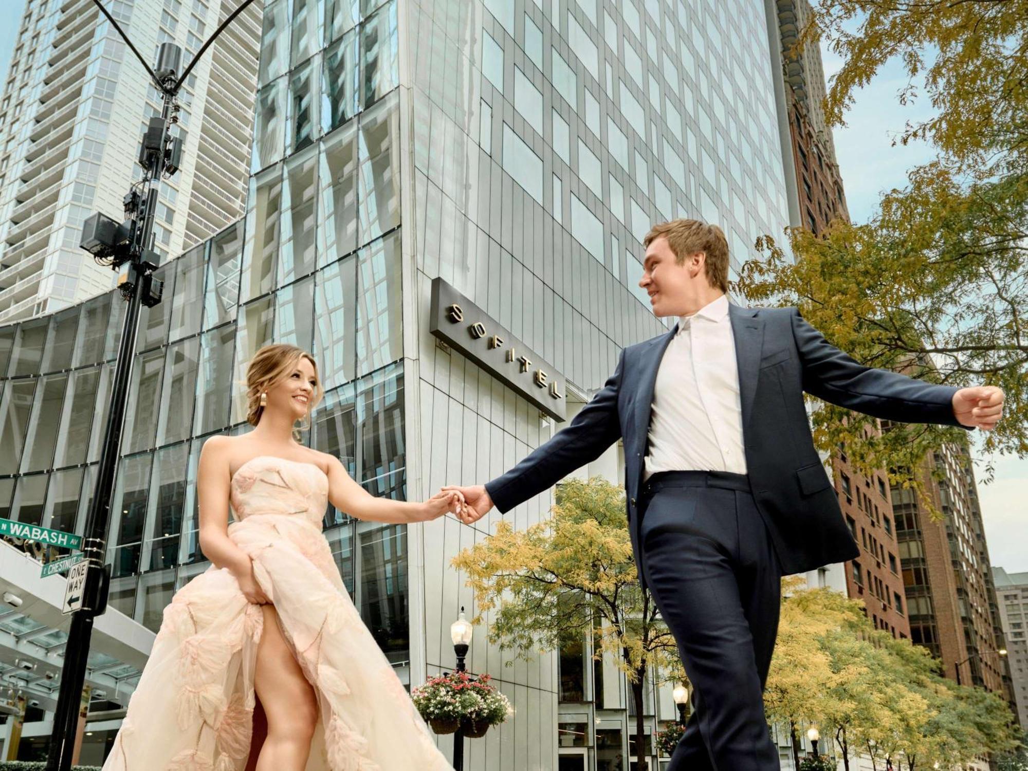 โซฟีเทล ชิคาโก้ แมกนิฟิเซนส์ ไมล์ Hotel ภายนอก รูปภาพ Wedding couple in Chicago