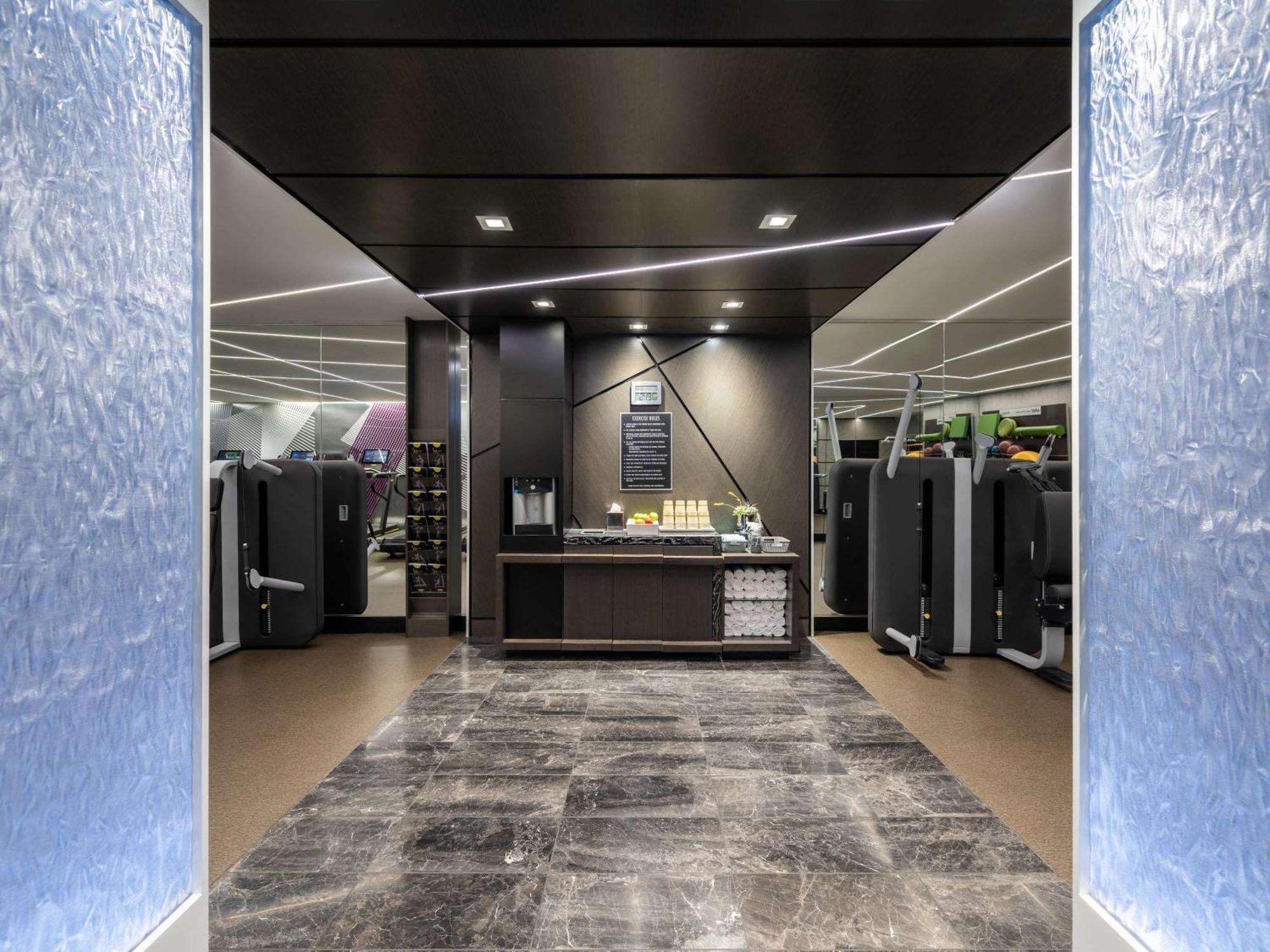 โซฟีเทล ชิคาโก้ แมกนิฟิเซนส์ ไมล์ Hotel ภายนอก รูปภาพ The interior of the new office