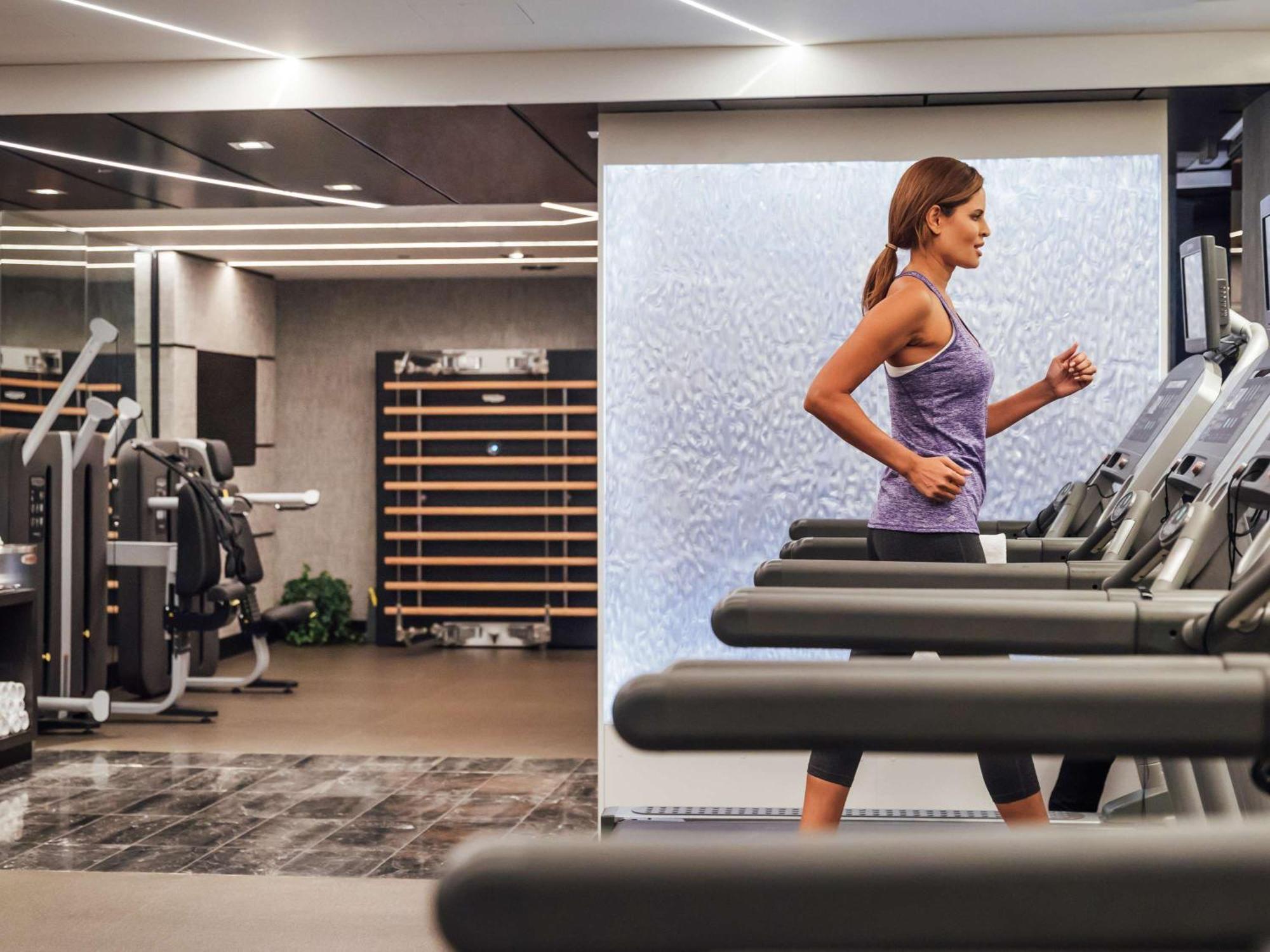 โซฟีเทล ชิคาโก้ แมกนิฟิเซนส์ ไมล์ Hotel ภายนอก รูปภาพ The Fitness Center at The Ritz-Carlton, Boston Common