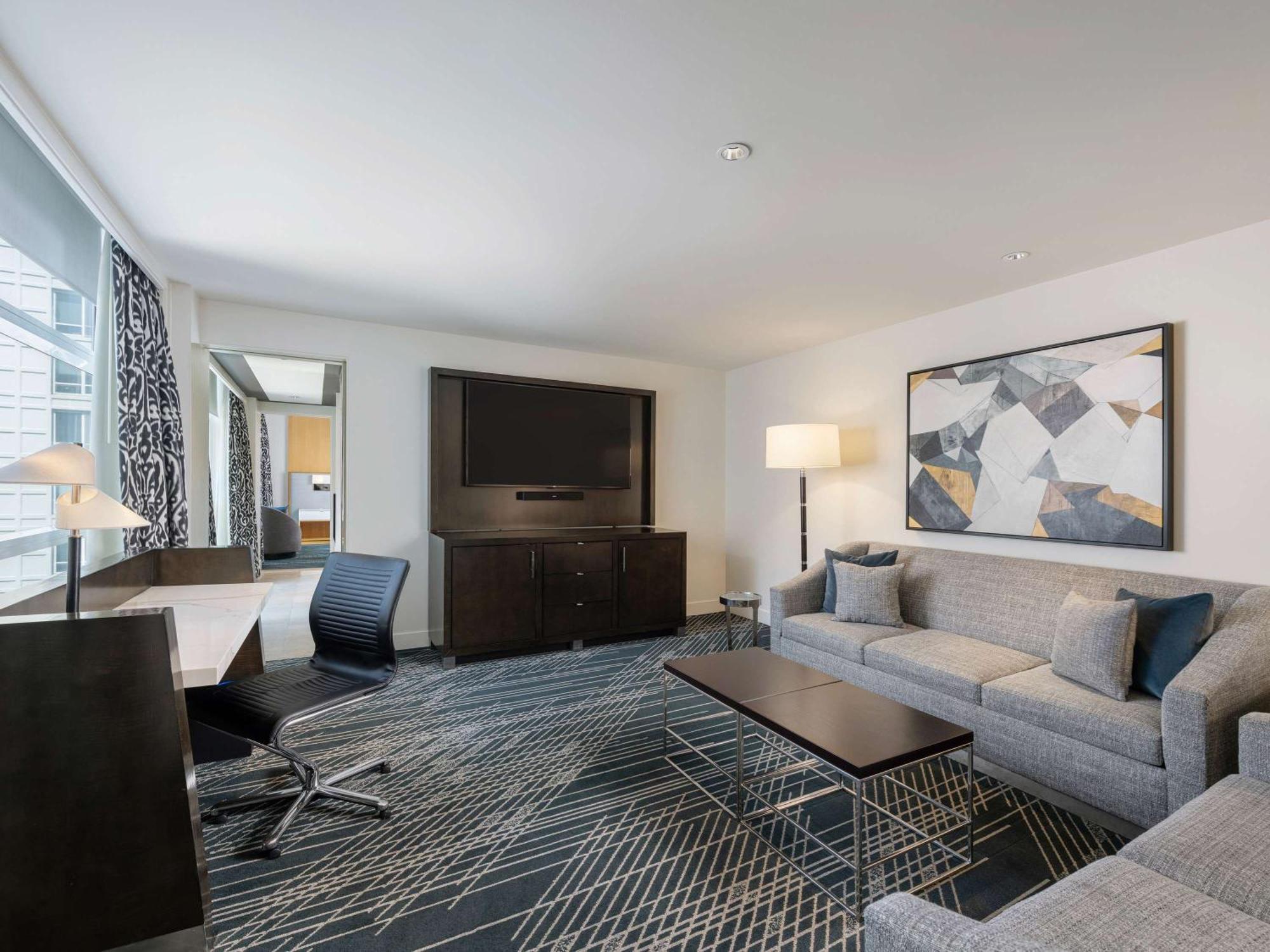 โซฟีเทล ชิคาโก้ แมกนิฟิเซนส์ ไมล์ Hotel ภายนอก รูปภาพ Living room of a suite at the Hilton San Francisco Union Square