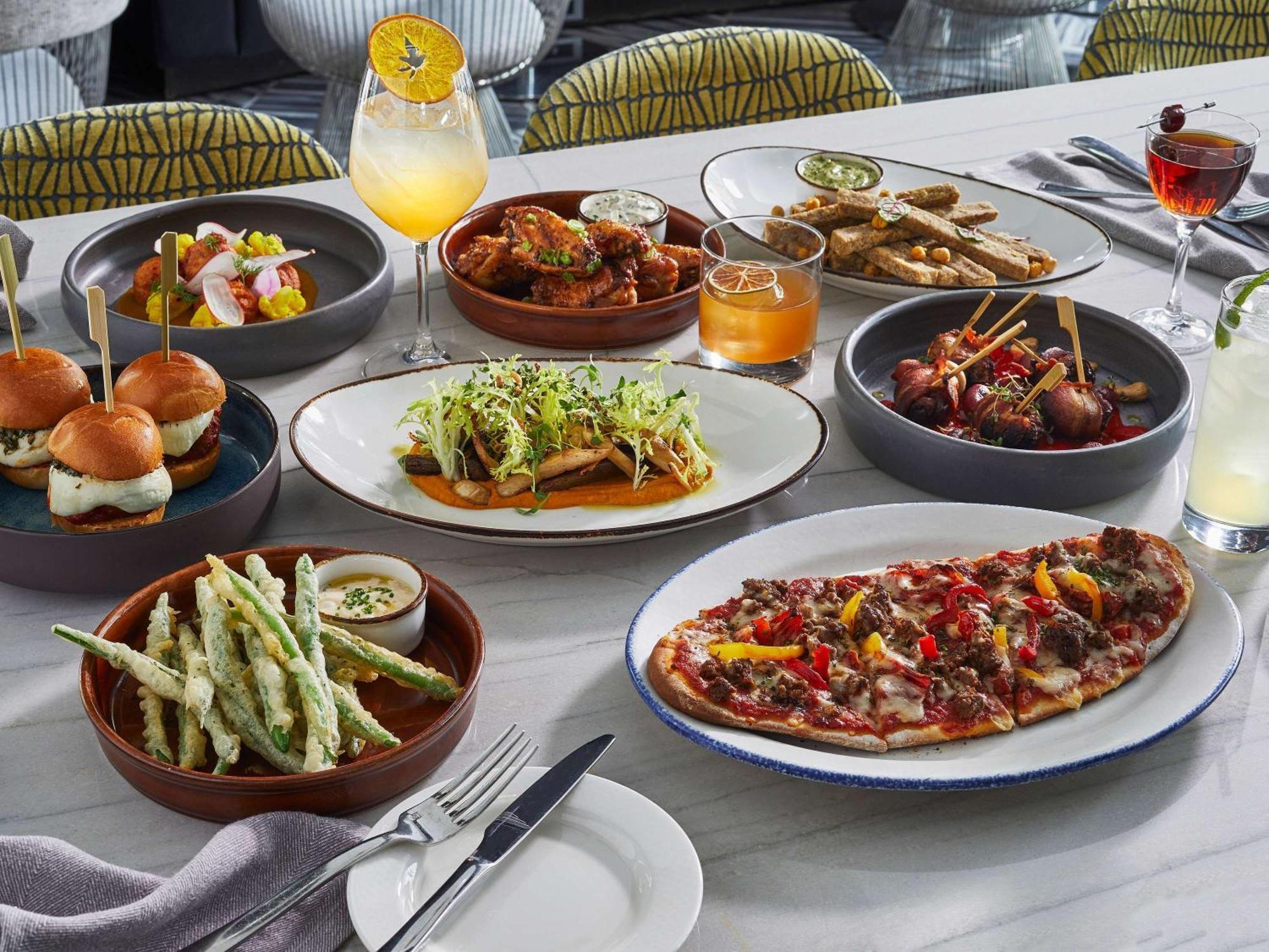 โซฟีเทล ชิคาโก้ แมกนิฟิเซนส์ ไมล์ Hotel ภายนอก รูปภาพ A selection of dishes from the restaurant