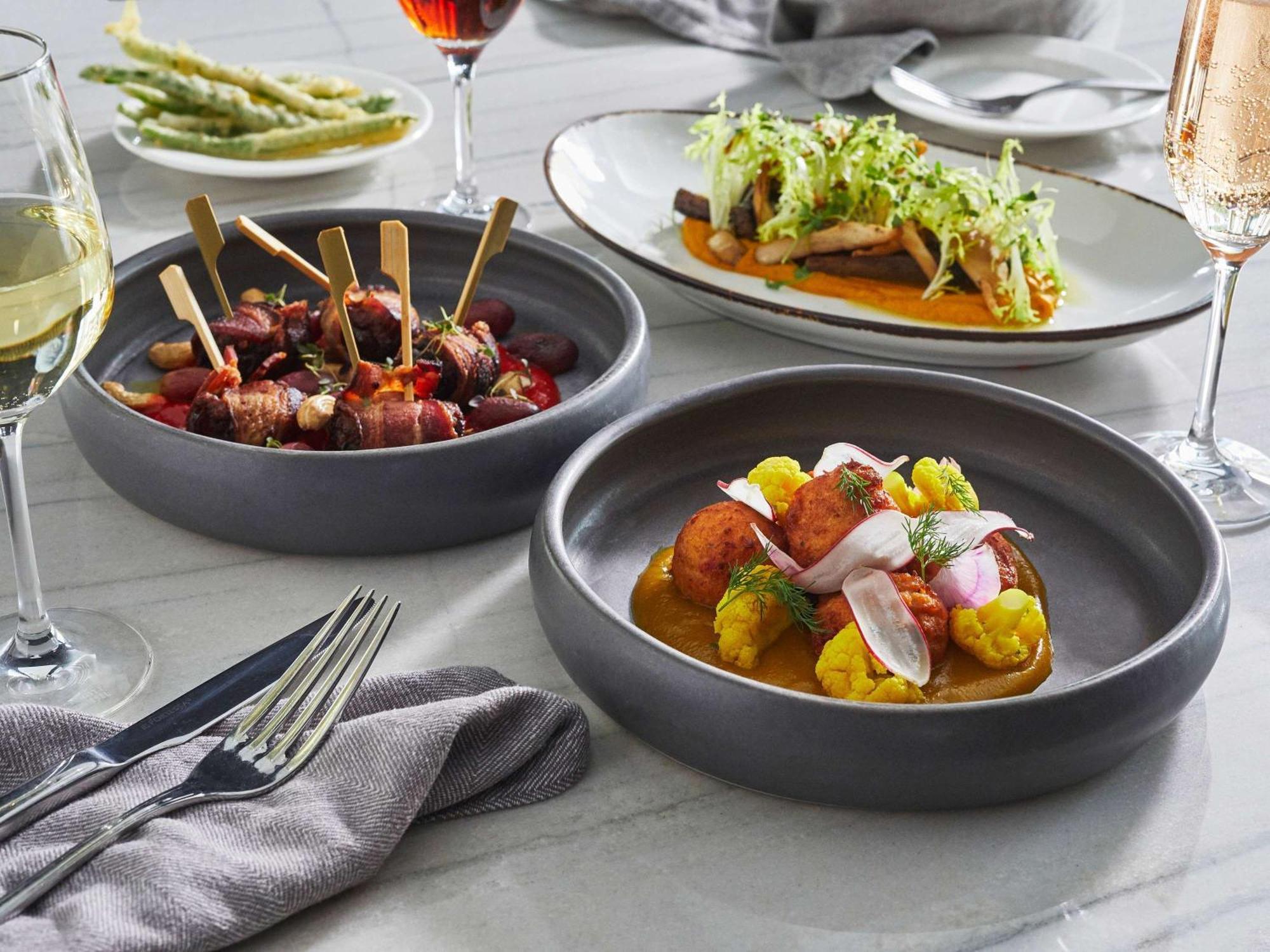 โซฟีเทล ชิคาโก้ แมกนิฟิเซนส์ ไมล์ Hotel ภายนอก รูปภาพ Dishes at the restaurant