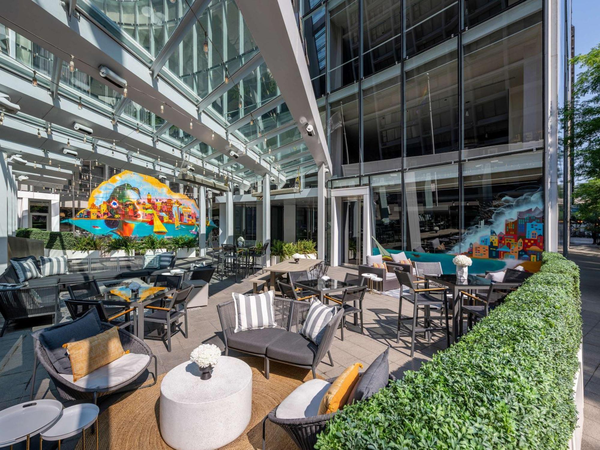 โซฟีเทล ชิคาโก้ แมกนิฟิเซนส์ ไมล์ Hotel ภายนอก รูปภาพ The Terrace at The Standard East Village