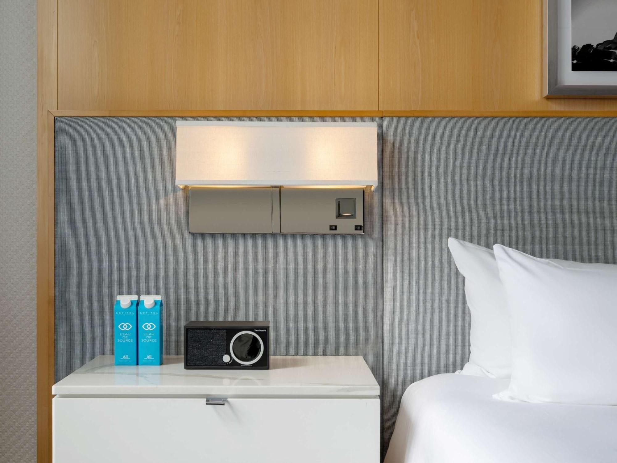 โซฟีเทล ชิคาโก้ แมกนิฟิเซนส์ ไมล์ Hotel ภายนอก รูปภาพ A bedside table with a built-in alarm clock