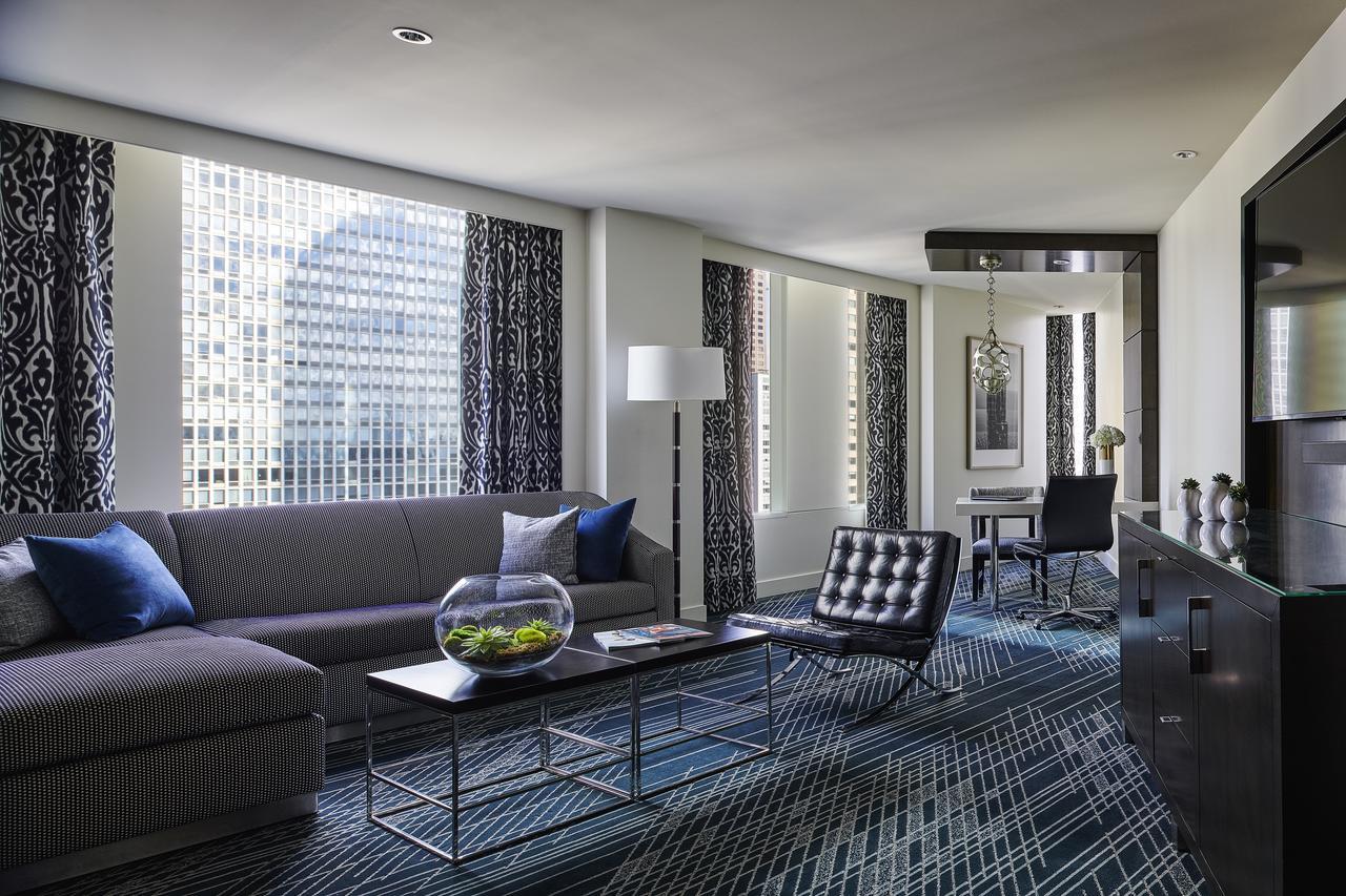 โซฟีเทล ชิคาโก้ แมกนิฟิเซนส์ ไมล์ Hotel ภายนอก รูปภาพ A suite at the London InterContinental